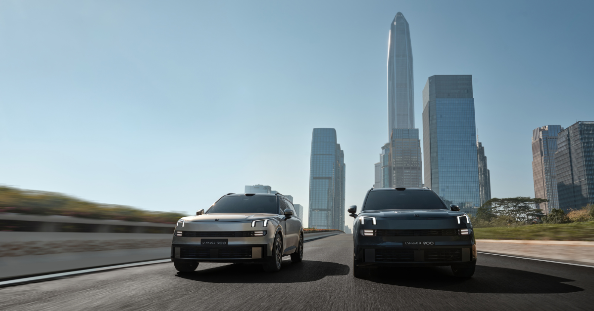 Lynk & Co 900 conduciendo en un entorno urbano